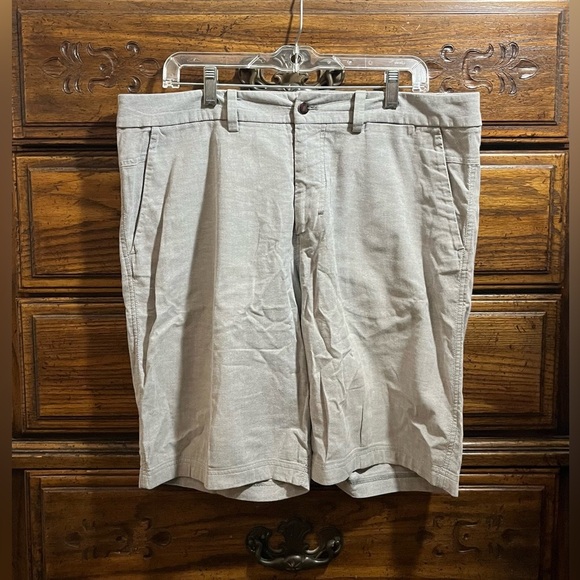 Lululemon Athletica Men's Grey Flat Front Shorts - Picture 2 of 8